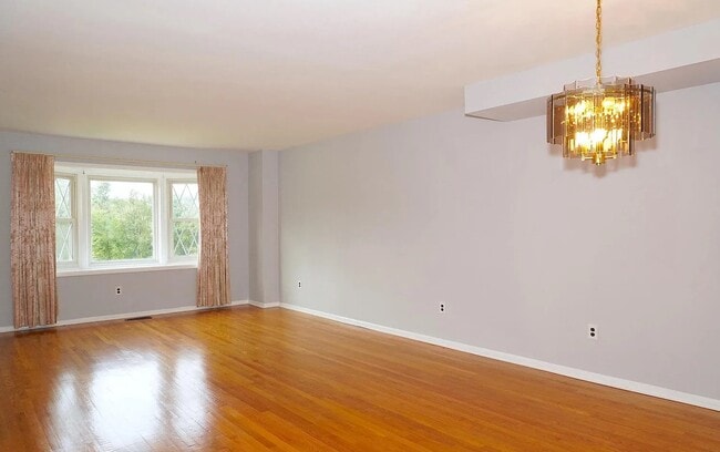 Building Photo - 945 Elm Rd