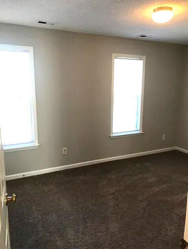 Foto del edificio - 163 Luther Rd