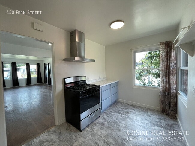 Building Photo - 450 Fern St