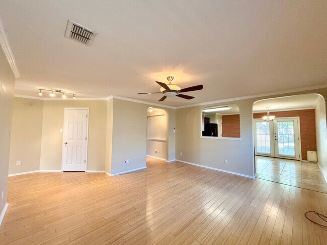 Foto del edificio - 18 month special!  Lease now $1530/month u...