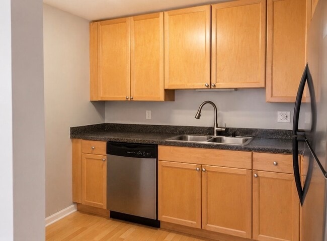 Building Photo - 520 E Spruce Dr