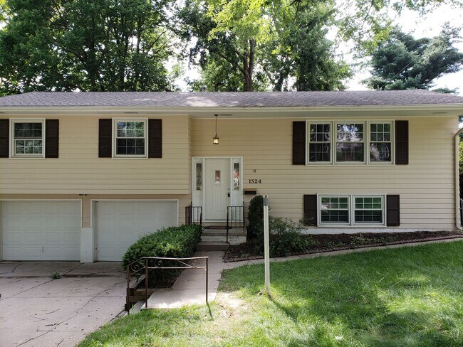 3 Bed 2 Bath Spacious home! - 3 Bed 2 Bath Spacious home!