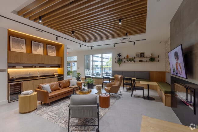 Building Photo - Resia Golden Glades
