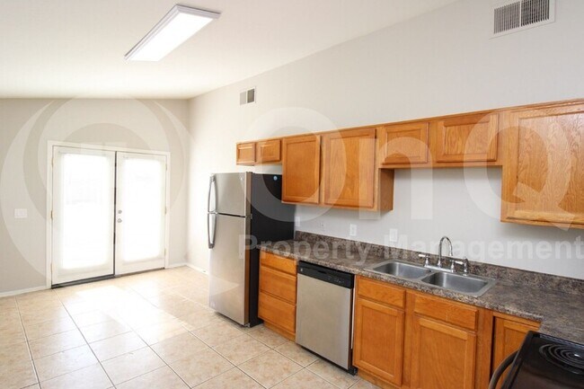 Foto del edificio - 321 W 1st St