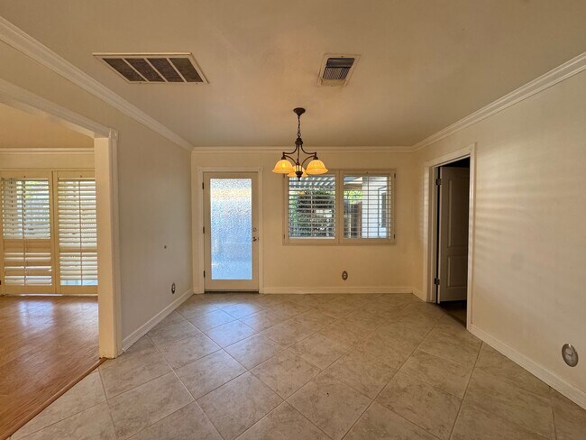 Building Photo - Beautiful NW home with pool!