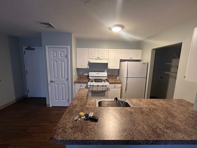 Building Photo - 2 bed 2 Bath