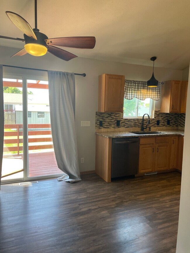 Building Photo - Fabulous 3 bed, 2 bath Tri-level in Millard!