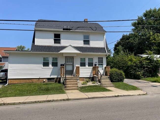 Building Photo - 556 1/2 Maple St