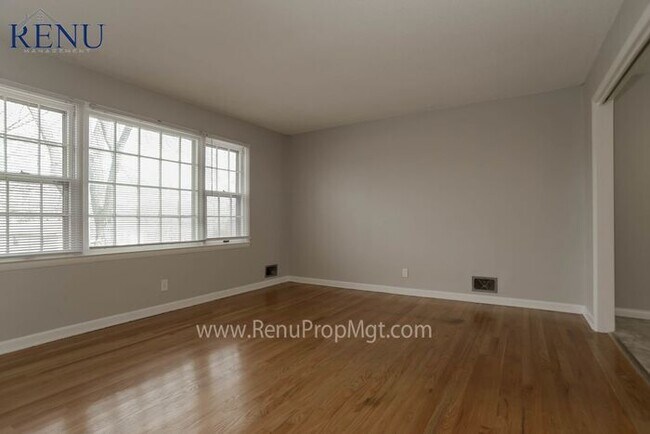 Foto del edificio - Now Available!