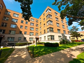 Building Photo - 2606 W Balmoral Ave