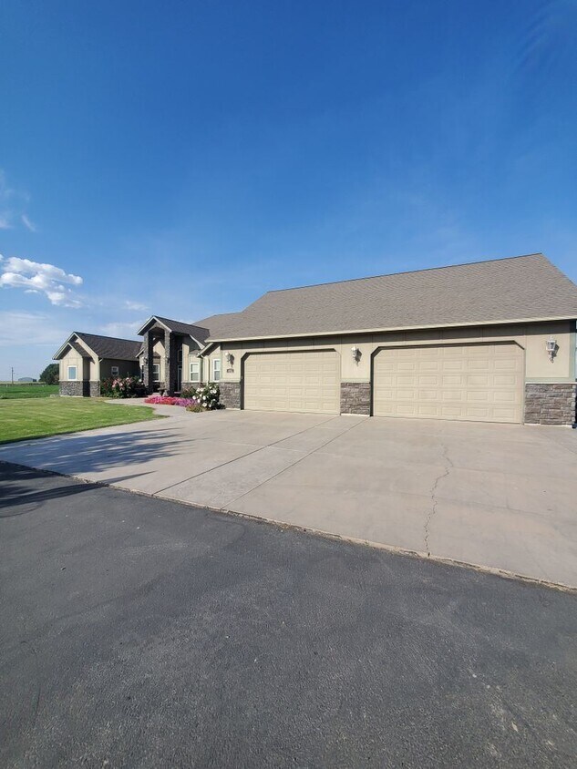 4 br, 3.5 bath House 4693 Road K SE House Rental in Moses Lake, WA