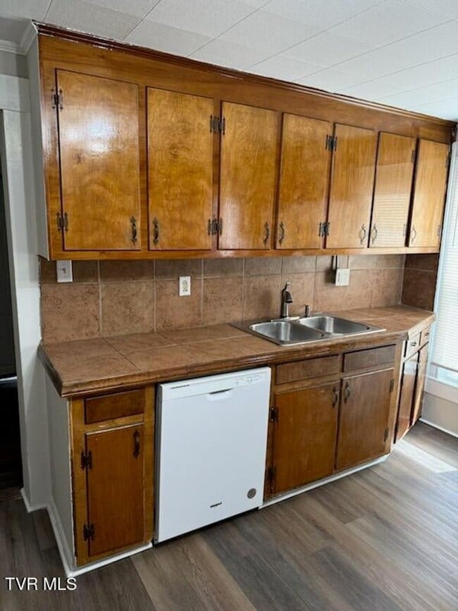 Building Photo - 4 Bedroom 2 Bath in Bristol, TN