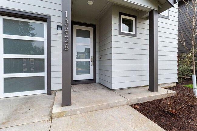 Foto del edificio - 2022 Build -Almost Brand New 3 br 2.5 bth Home with hardwoods, fenced yard and backs to greenspace !