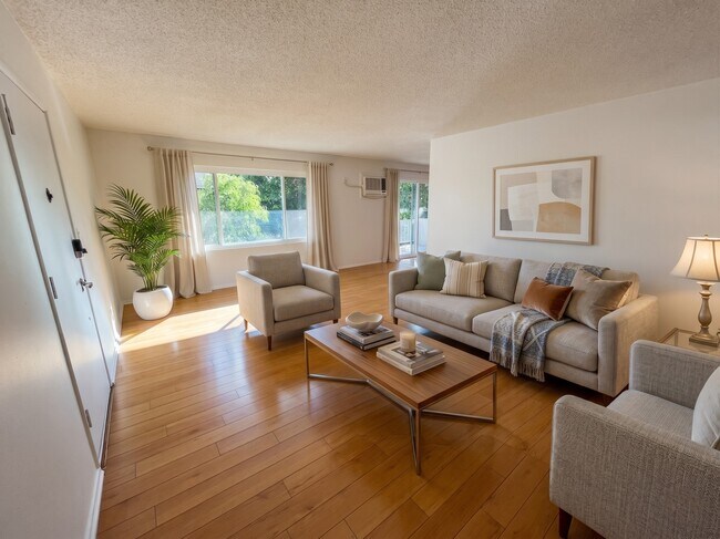 Foto del edificio - 445 E Magnolia Blvd
