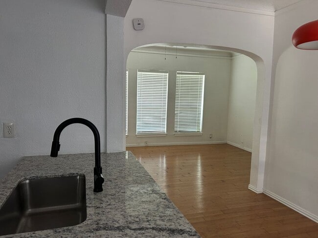 Foto del edificio - 5305 Reiger Ave