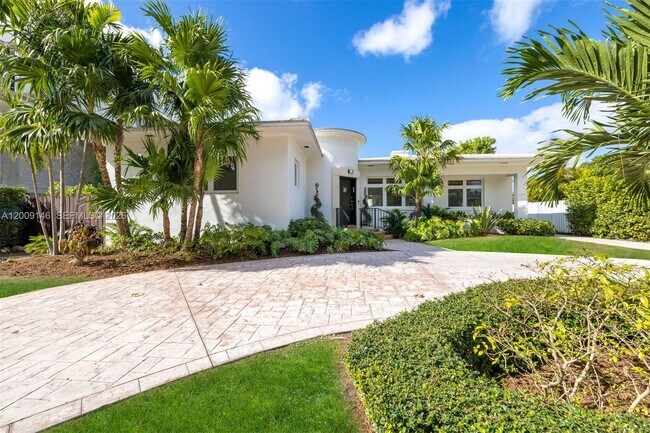 Foto del edificio - 4340 Pine Tree Dr