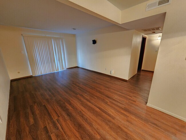Foto del edificio - Huntington Condominiums, ground level, immaculate 1BR, 1BTH. Near biking/walking trails!