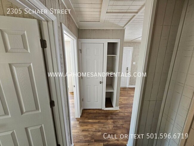 Building Photo - 2305 Schaer St