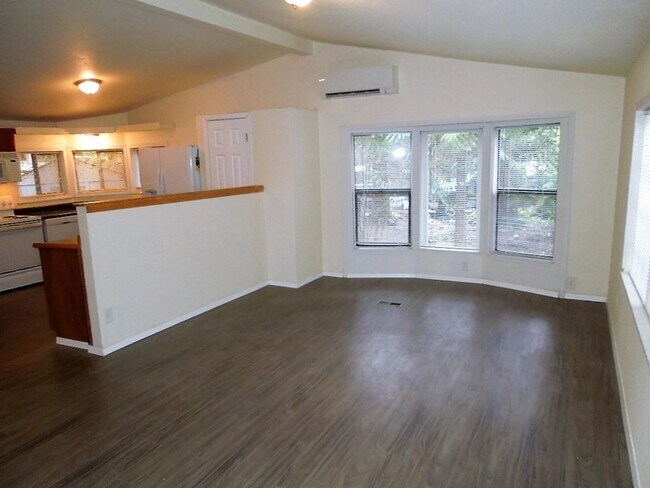 Foto del edificio - Remodeled 3 Bedroom Home with 2 Car Garage!