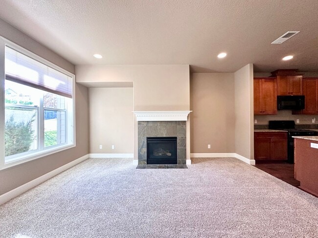 Building Photo - Modern 3 Bed/2.5 Bath with Double Car Garage Townhome in Sandy, OR!