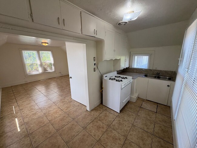Building Photo - Cozy Upstairs Unit in Dinuba Near Shopping...