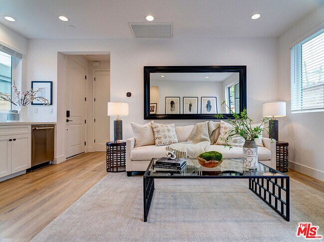 Foto del edificio - 819 N Sycamore Ave