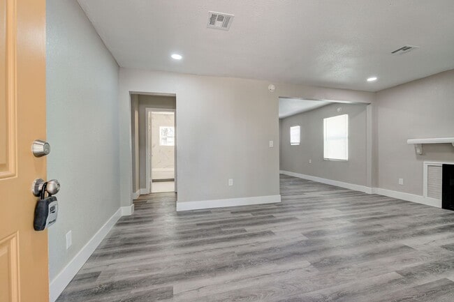 Building Photo - Freshly Renovated Gem in the Heart of Midw...