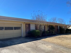 Building Photo - 205 Dogwood Dr