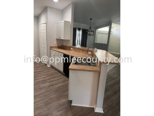 Building Photo - Fantastic 3 bedroom 2 bath 2 car garage home on a corner lot