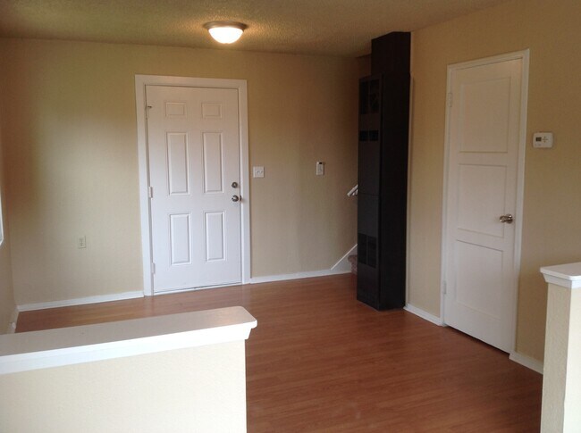 Living Room - 906 Hewitt Ave