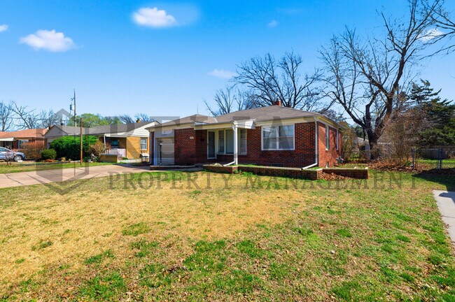 Building Photo - 2242 S Ridgewood Dr