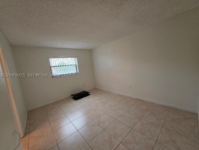 Foto del edificio - 8145 NW 7th St