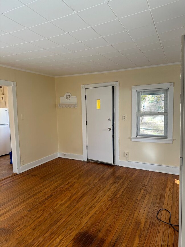 Building Photo - Royal Oak Triplex - Hawthorn