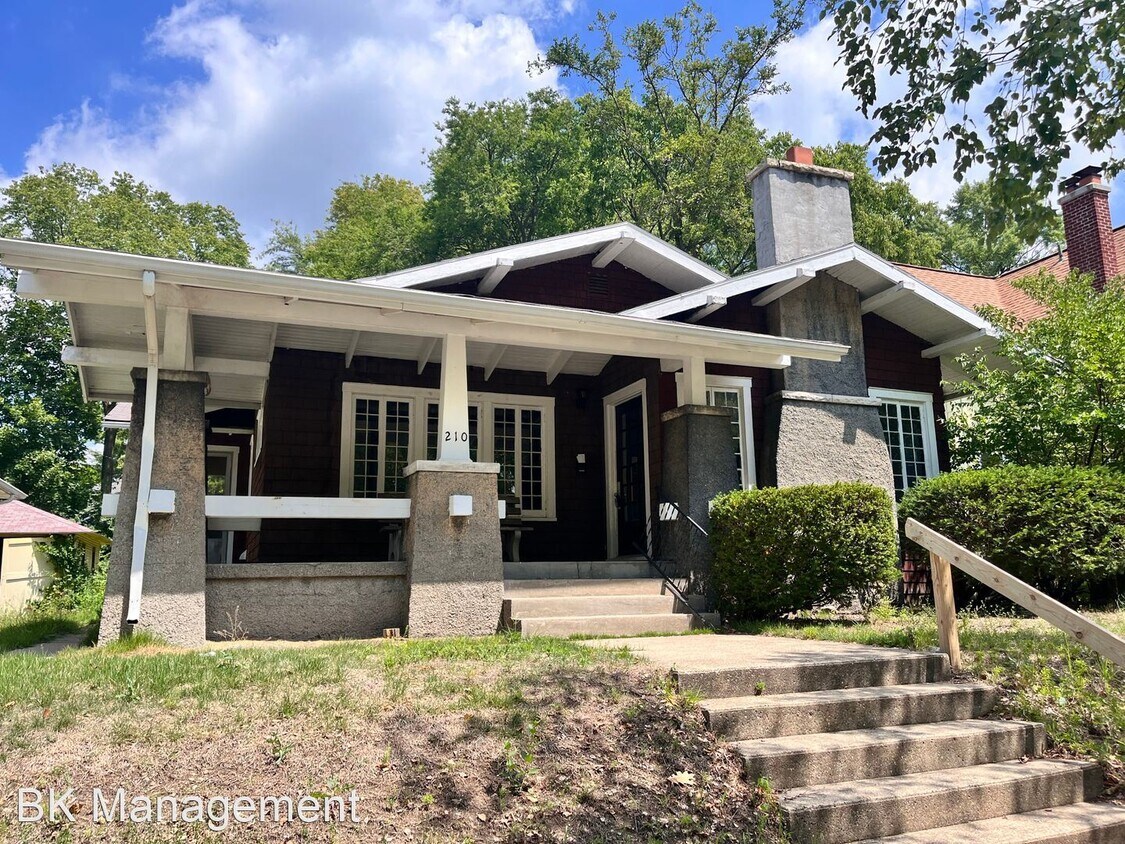Primary Photo - 4 br, 2 bath House - 210 W Lutz Ave