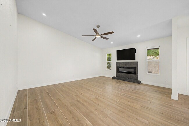 Foto del edificio - 8711 E Latham St