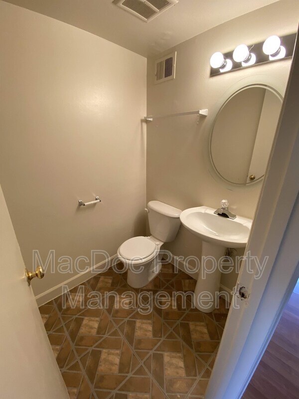 Foto del edificio - 2331 McClellan Ct