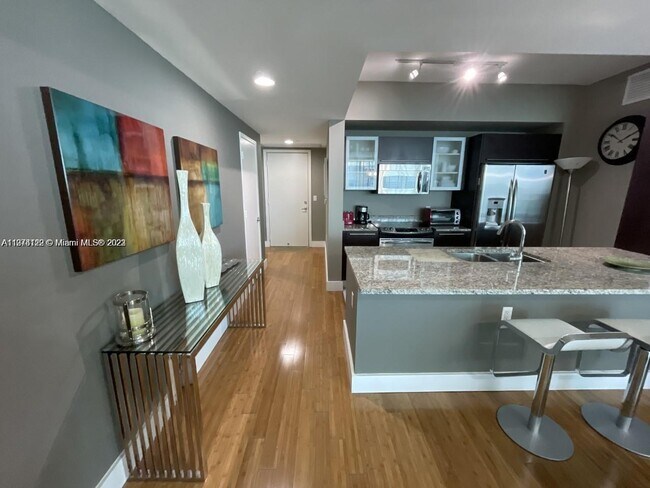 Building Photo - 950 Brickell Bay Dr