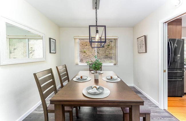 Building Photo - 7684 Surrey Ln