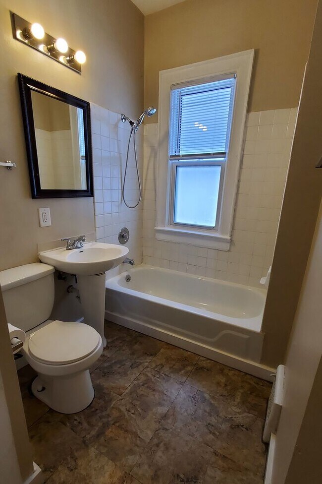 Foto del edificio - 2445-47 N 34th St