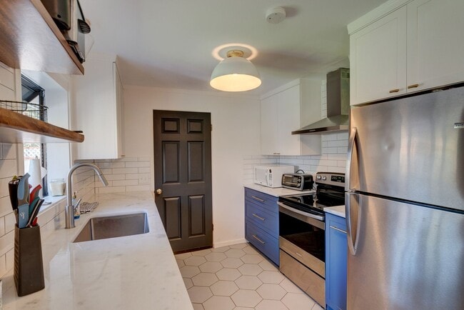 Building Photo - 3 Bed & 1.5 bathroom house