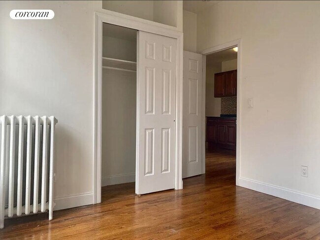 Foto del edificio - 215 E 4th St