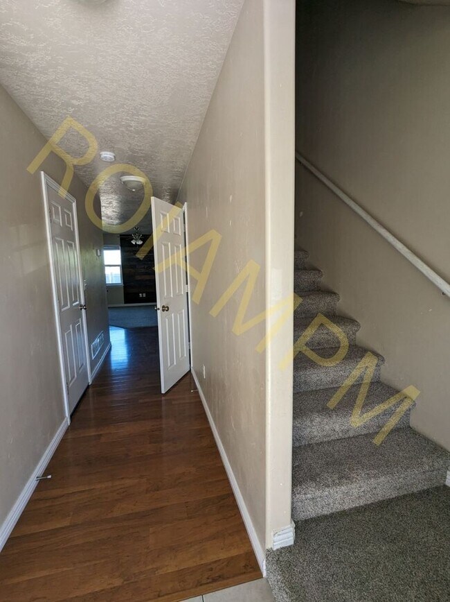 Foto del edificio - 3-Bedroom Townhome Near ISU with Attached Garage