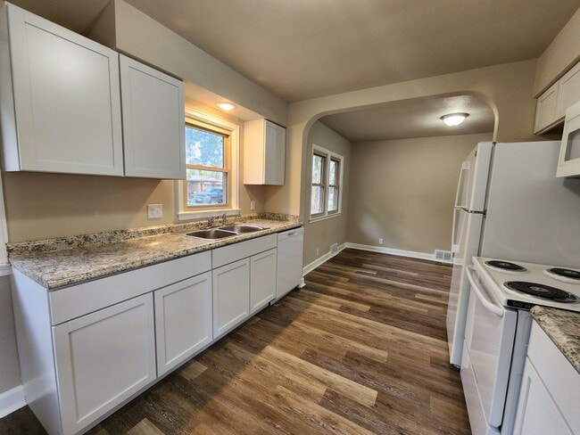 Building Photo - Spacious 2 Bedroom Ranch Home