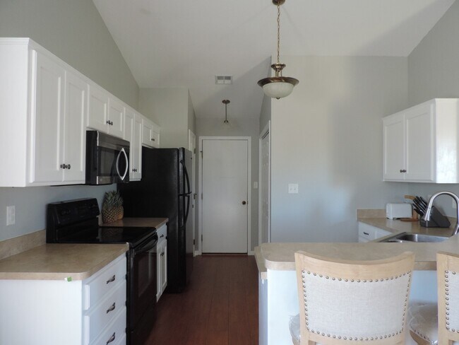 Foto del edificio - UPDATED KITCHEN! NEW PAINT! FENCED BACKYARD!