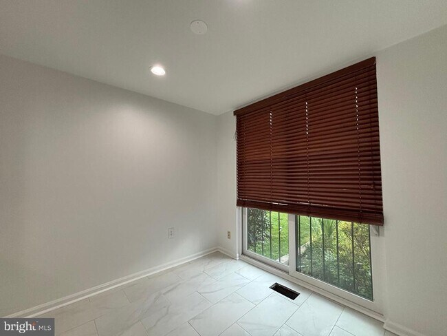 Foto del edificio - 8022 Inverness Ridge Rd
