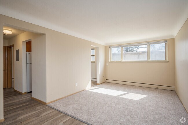 2 habitaciones, 1 baño - 726 pies cuadrados - Sala de estar - Alden Park Apartments