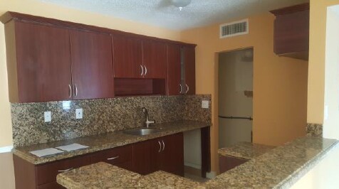Building Photo - 2 bedroom in Tampa FL 33614