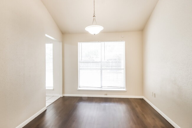 Foto del edificio - 4110 Bassingham Dr