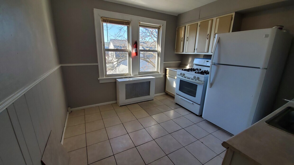Kitchen - 371 Florida Grove Rd