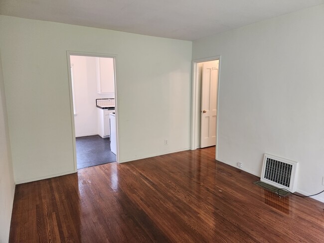 Building Photo - 2611 Jeffries Ave